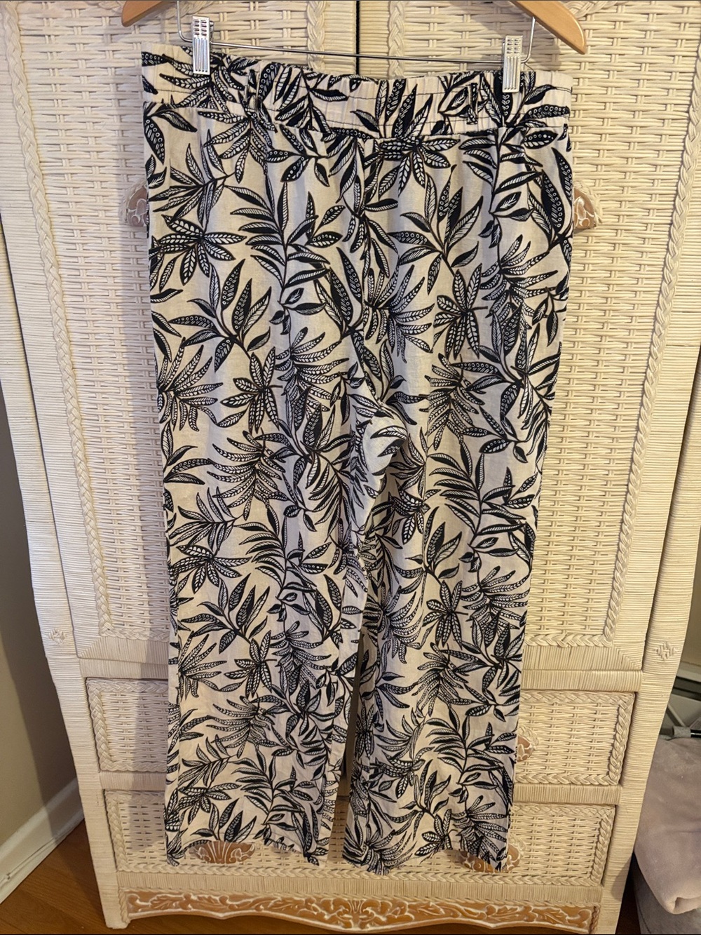 Women's Wide Leg Palm-Print Pull-On Pants in Cream and Black